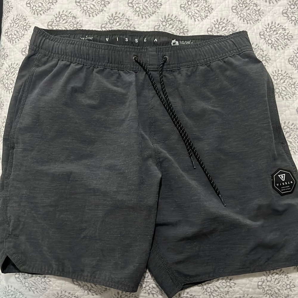 Men’s M graphite Vissla shorts